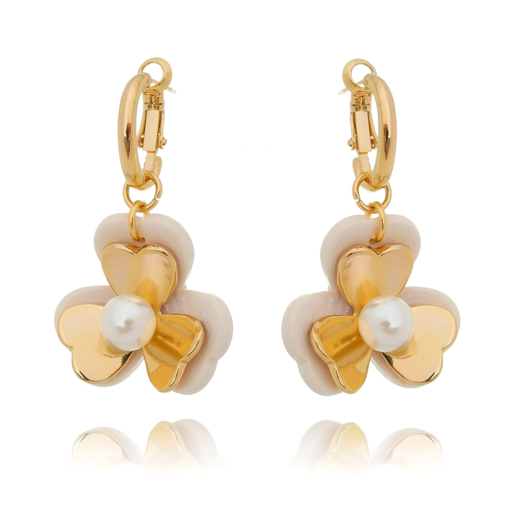 brinco-flor-em-resina-e-metal-com-miolo-de-perola-banhado-no-ouro-18k