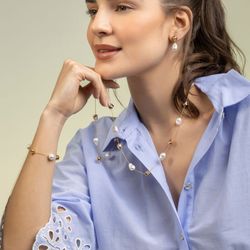 Pulseira-Dourada-com-Pingentes-Texturizados-e-Madreperola---PU01060014DOPB