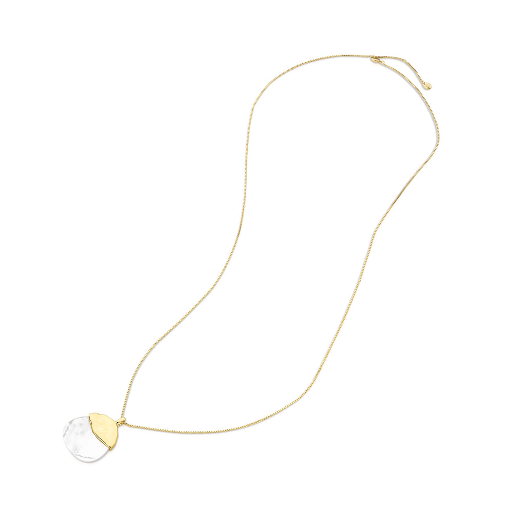 Colar-Longo-Dourado-com-Pingente-de-Madreperola-e-Detalhe-com-Textura-Organica---CO01020606DOMP